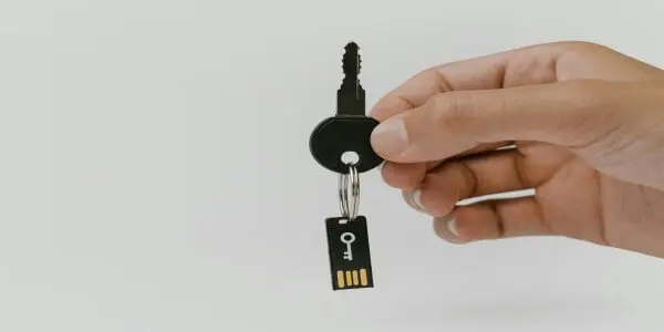 clé USB classique vs clé cryptée