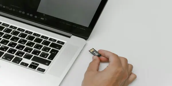 clé USB sécurisée connectée à un PC