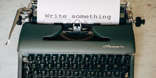 Un auteur utilisant l'intelligence artificielle pour écrire un livre sur son ordinateur.